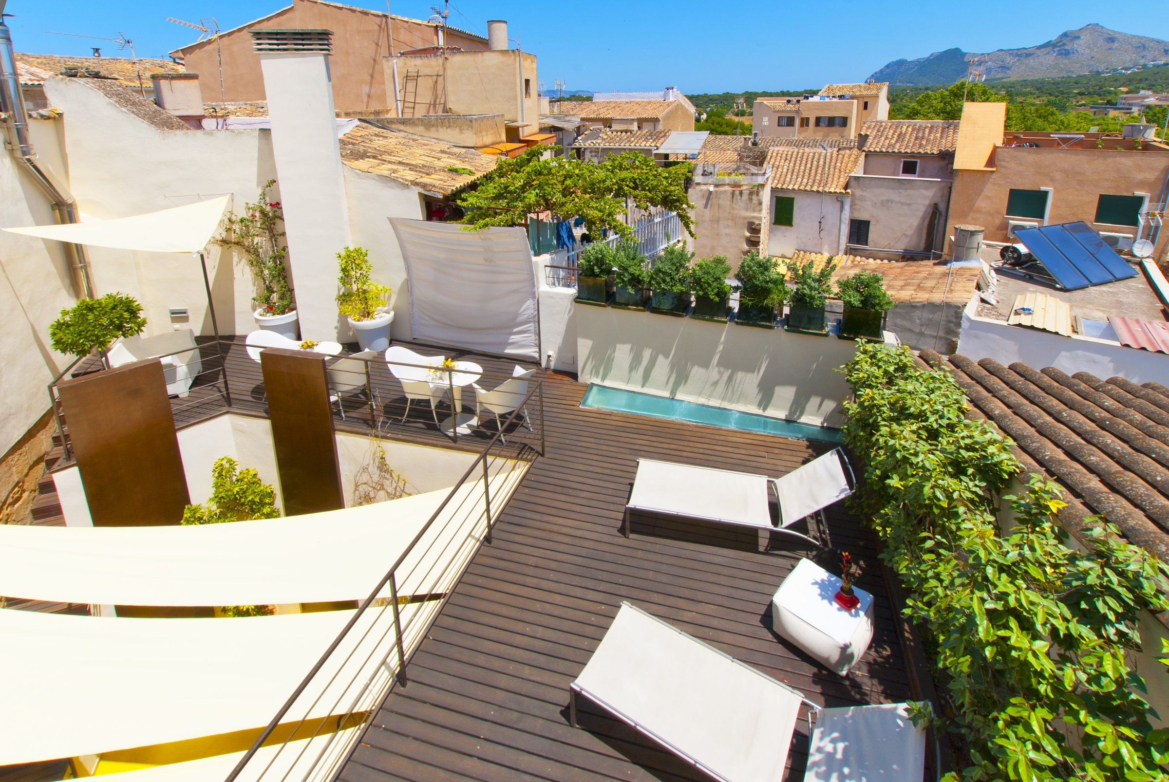 Terraza de Cas Ferrer Nou Hotelet sobre los tejados de Alcúdia